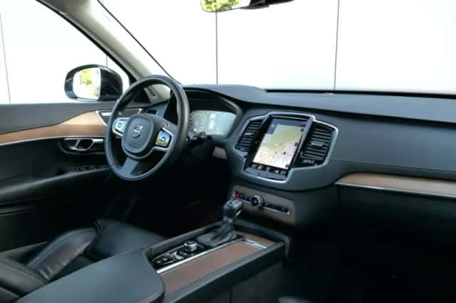 Volvo XC90 (2018) thumbnail 3