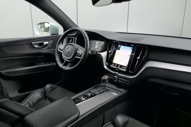 Volvo XC60 (2017) thumbnail 3