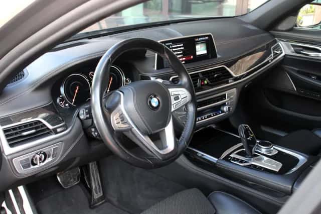 BMW 7-Serie (2018) thumbnail 2