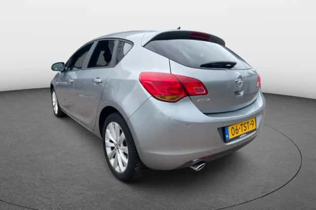 Opel Astra (2012) thumbnail 3