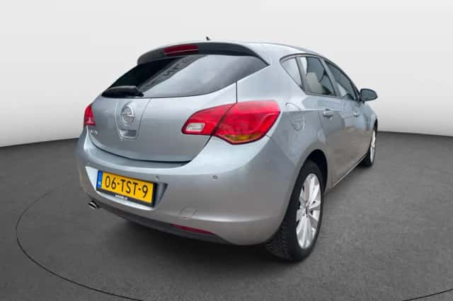 Opel Astra (2012) thumbnail 4