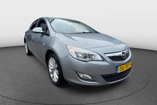 Opel Astra (2012) thumbnail 6