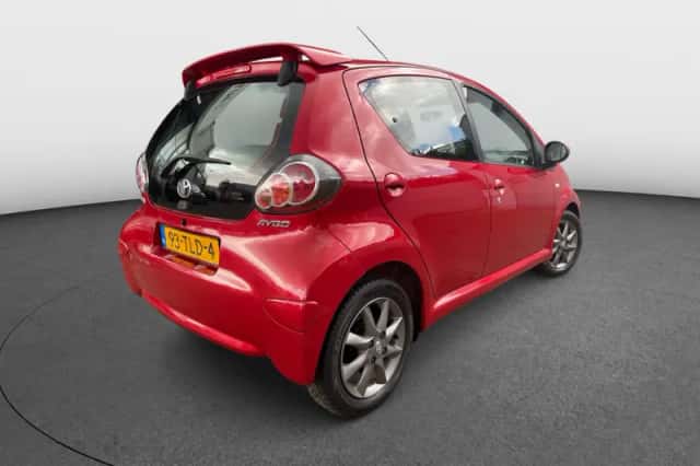 Toyota Aygo (2012) thumbnail 2