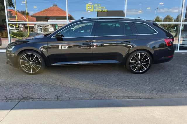 Škoda Superb (2023) thumbnail 2