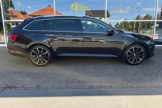 Škoda Superb (2023) thumbnail 3