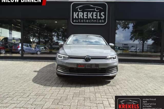 Volkswagen Golf (2024) thumbnail 2