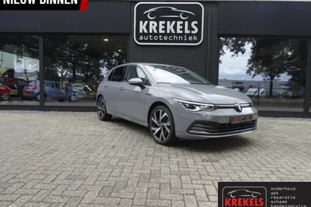 Volkswagen Golf (2024) thumbnail 3