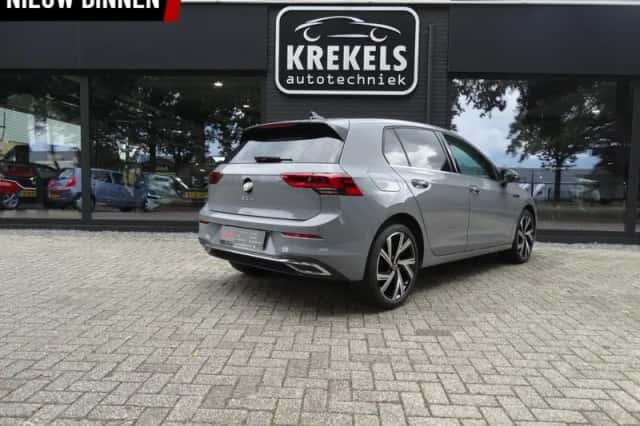 Volkswagen Golf (2024) thumbnail 5