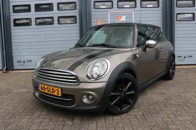 MINI Cooper (2011) thumbnail 2