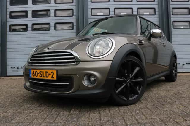 MINI Cooper (2011) thumbnail 3