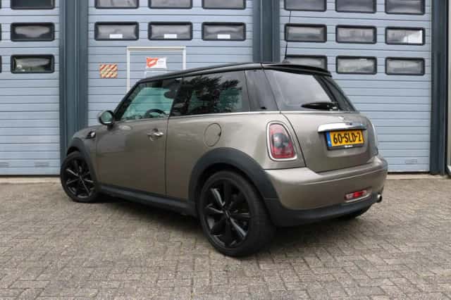MINI Cooper (2011) thumbnail 4