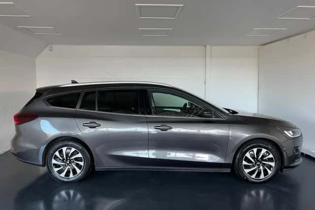 Ford Focus (2022) thumbnail 5