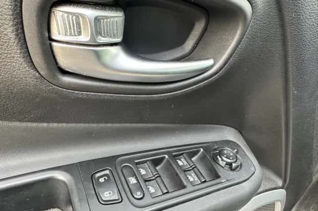 Jeep Renegade (2016) thumbnail 11