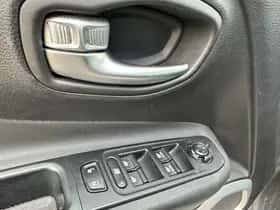 Jeep Renegade (2016) thumbnail 11