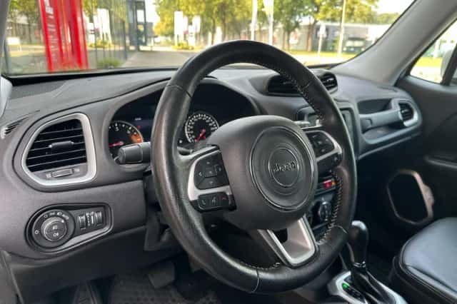 Jeep Renegade (2016) thumbnail 12