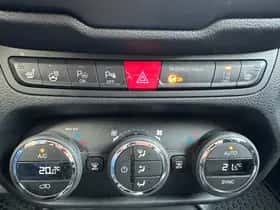 Jeep Renegade (2016) thumbnail 17