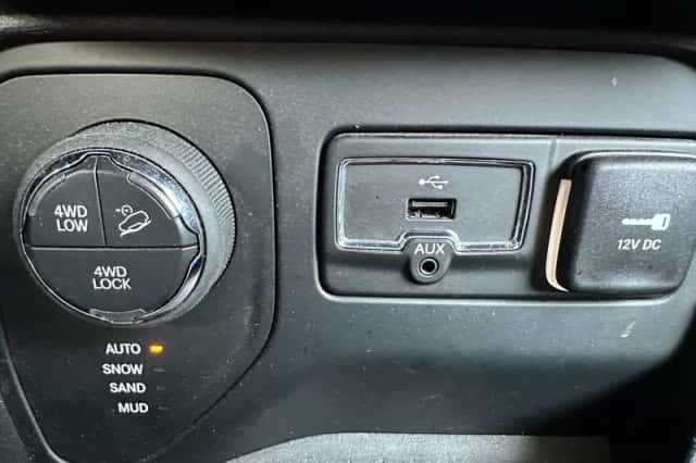 Jeep Renegade (2016) thumbnail 21