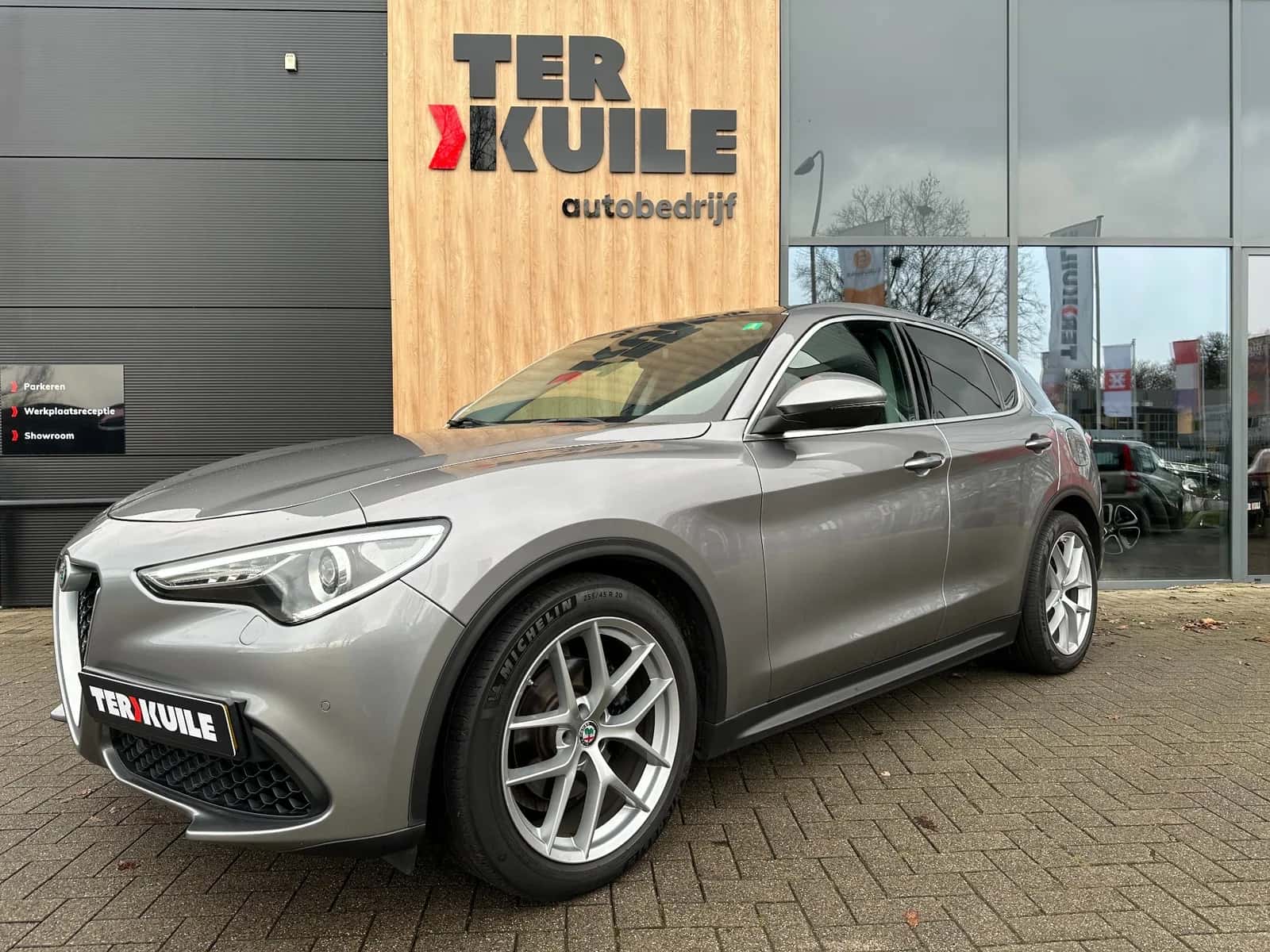Alfa Romeo Stelvio (2017) — foto 1