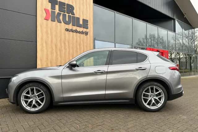 Alfa Romeo Stelvio (2017) thumbnail 2
