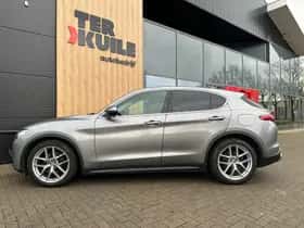 Alfa Romeo Stelvio (2017) thumbnail 2