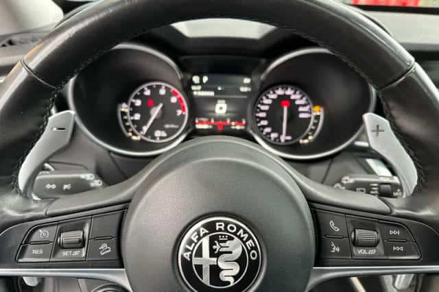 Alfa Romeo Stelvio (2017) thumbnail 11