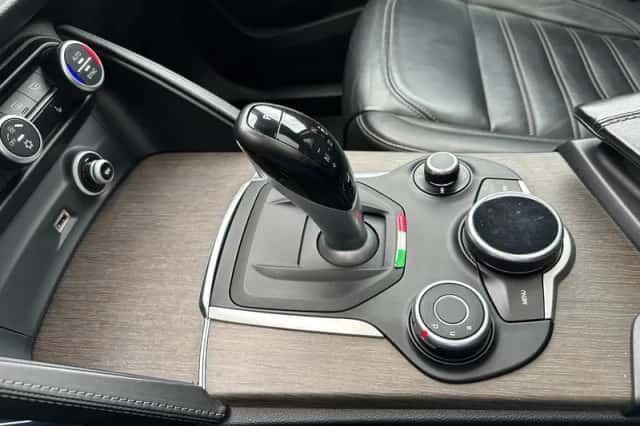Alfa Romeo Stelvio (2017) thumbnail 15