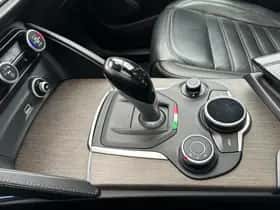 Alfa Romeo Stelvio (2017) thumbnail 15