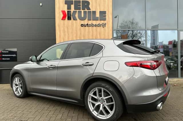Alfa Romeo Stelvio (2017) thumbnail 3