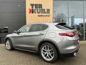 Alfa Romeo Stelvio (2017) thumbnail 3