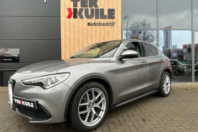 Alfa Romeo Stelvio (2017) thumbnail 23