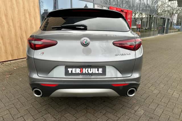 Alfa Romeo Stelvio (2017) thumbnail 4