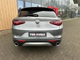 Alfa Romeo Stelvio (2017) thumbnail 4