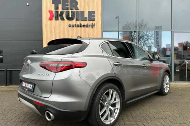 Alfa Romeo Stelvio (2017) thumbnail 5