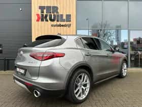 Alfa Romeo Stelvio (2017) thumbnail 5