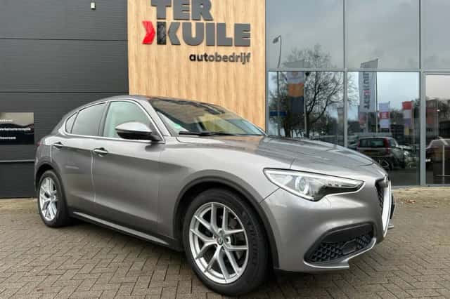 Alfa Romeo Stelvio (2017) thumbnail 6