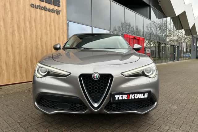 Alfa Romeo Stelvio (2017) thumbnail 7