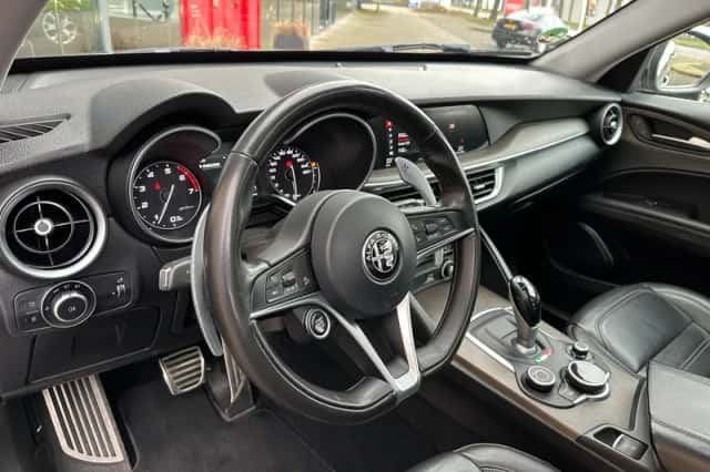 Alfa Romeo Stelvio (2017) thumbnail 9