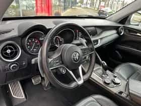 Alfa Romeo Stelvio (2017) thumbnail 9