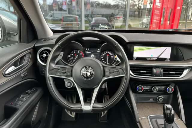 Alfa Romeo Stelvio (2017) thumbnail 10