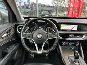 Alfa Romeo Stelvio (2017) thumbnail 10