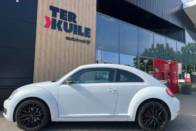 Volkswagen Beetle (2011) thumbnail 2