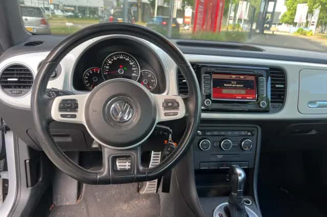 Volkswagen Beetle (2011) thumbnail 11