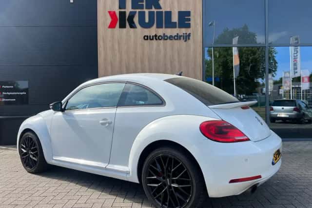 Volkswagen Beetle (2011) thumbnail 3