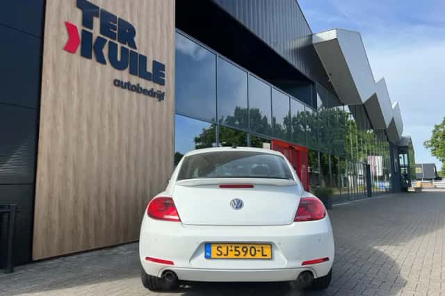 Volkswagen Beetle (2011) thumbnail 4