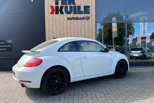Volkswagen Beetle (2011) thumbnail 5