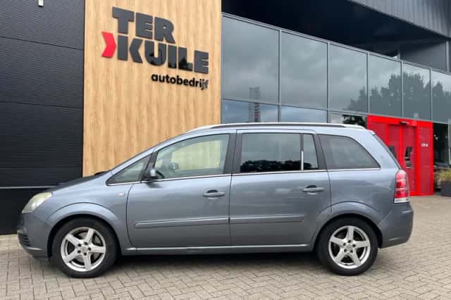 Opel Zafira (2005) thumbnail 2