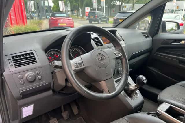 Opel Zafira (2005) thumbnail 10