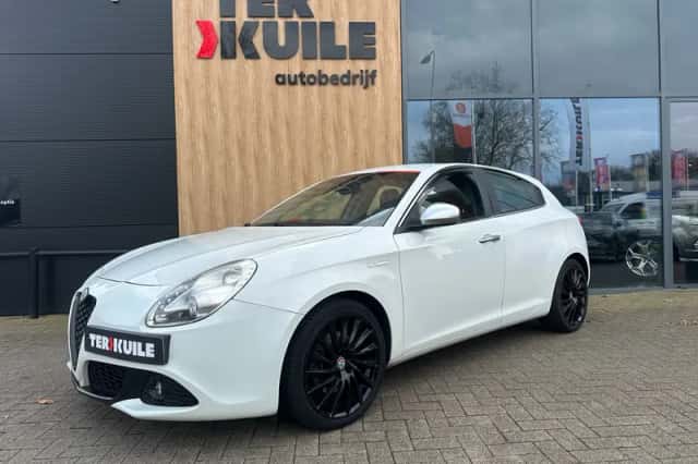 Alfa Romeo Giulietta (2012) thumbnail 1