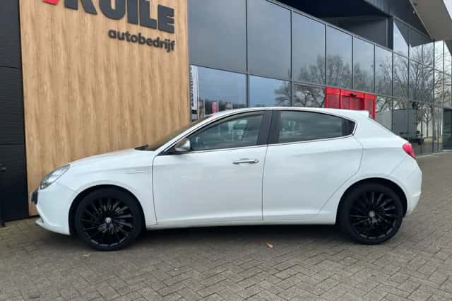 Alfa Romeo Giulietta (2012) thumbnail 2