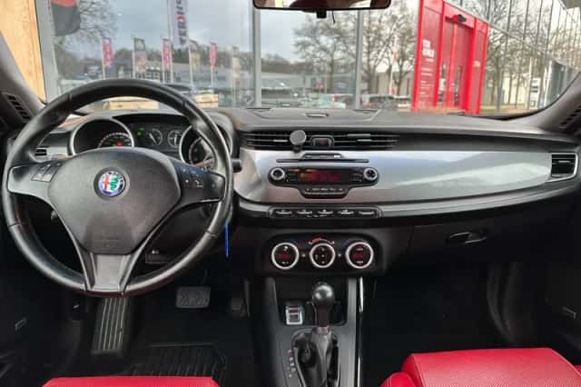 Alfa Romeo Giulietta (2012) thumbnail 12